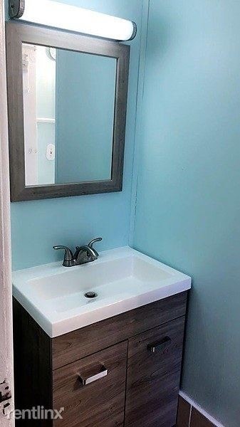 Building Photo - 3 br, 1 bath Apartment - 147 Pearl Street