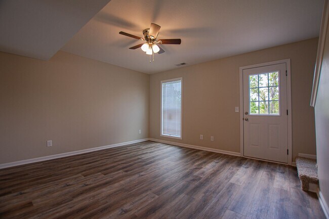 Building Photo - Pet Friendly Two Bedroom!