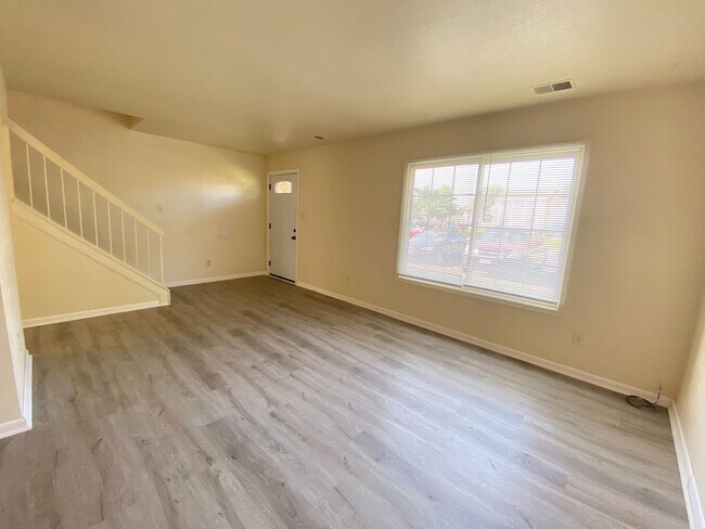 Building Photo - Spacious, Renovated Townhouse for Rent in ...