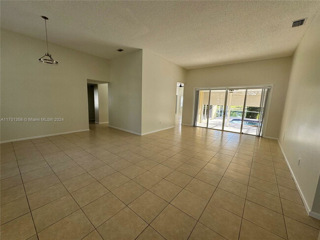 Foto del edificio - 7440 NW 65th Ln