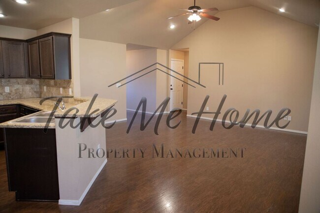 Foto del edificio - Beautiful 3 Bedroom w/ 3 Car Garage