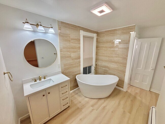 Foto del edificio - HUGE 6bd / 3ba House | Penfield Schools | 2nd floor Laundry hooks | Master Suite