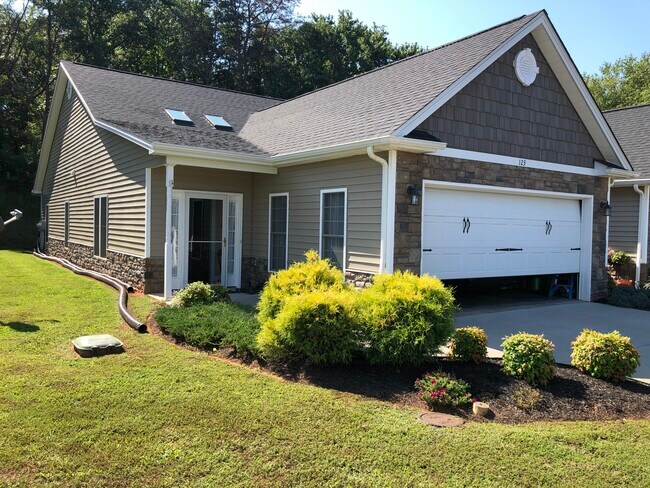 Unidad final con césped - 123 Chateau Place