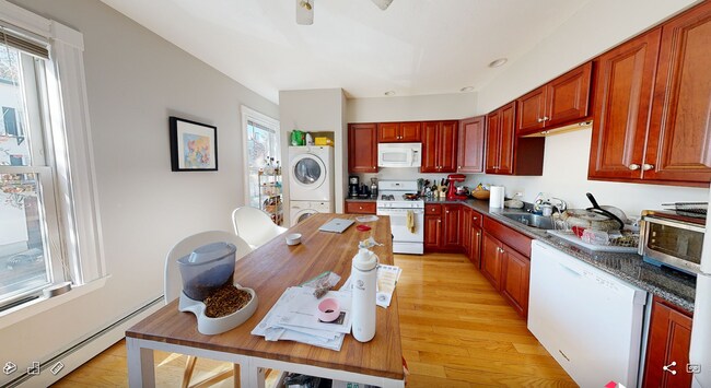 Building Photo - 2.5 bedroom/1 bathroom Cambridge apartment...