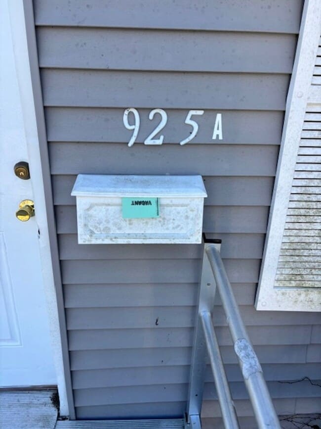 Building Photo - 925 Stanley Ave