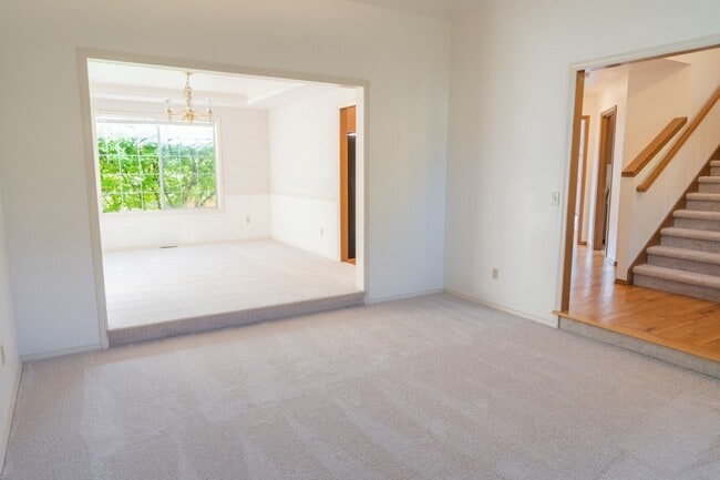 Building Photo - 3Bd/2.5Ba Bellevue House( Newport Hill)