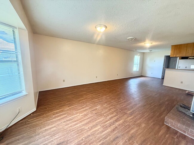 Building Photo - 2-bed/1-bath in Flint!
