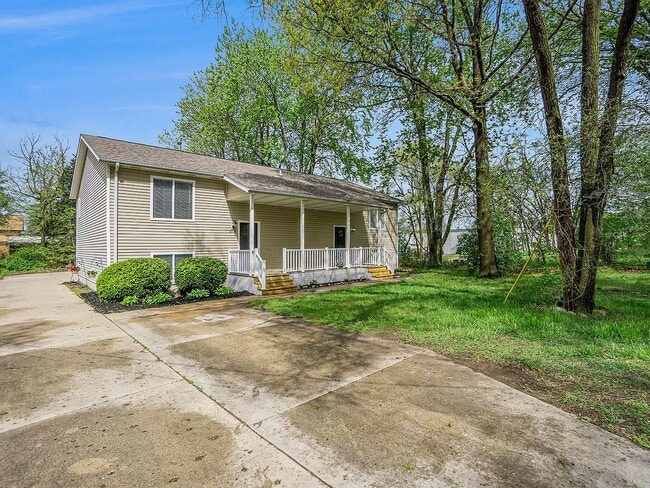 Building Photo - 211 Maple St