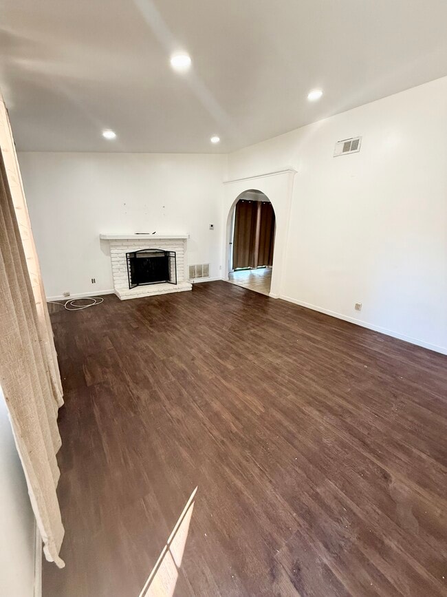 Building Photo - 10729 E Ave R 10