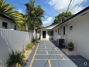 Building Photo - 810 NW 31st Ave