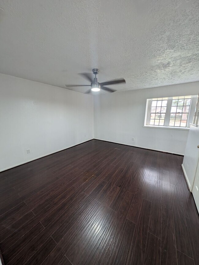 Building Photo - Welcome to this beautifully maintained home in the desirable Fairmont Park East area of La Porte!