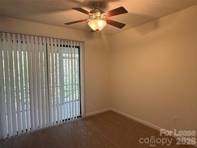 Foto del edificio - 11000 Carmel Crossing Rd