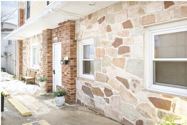 Building Photo - 1507 Meetinghouse Rd