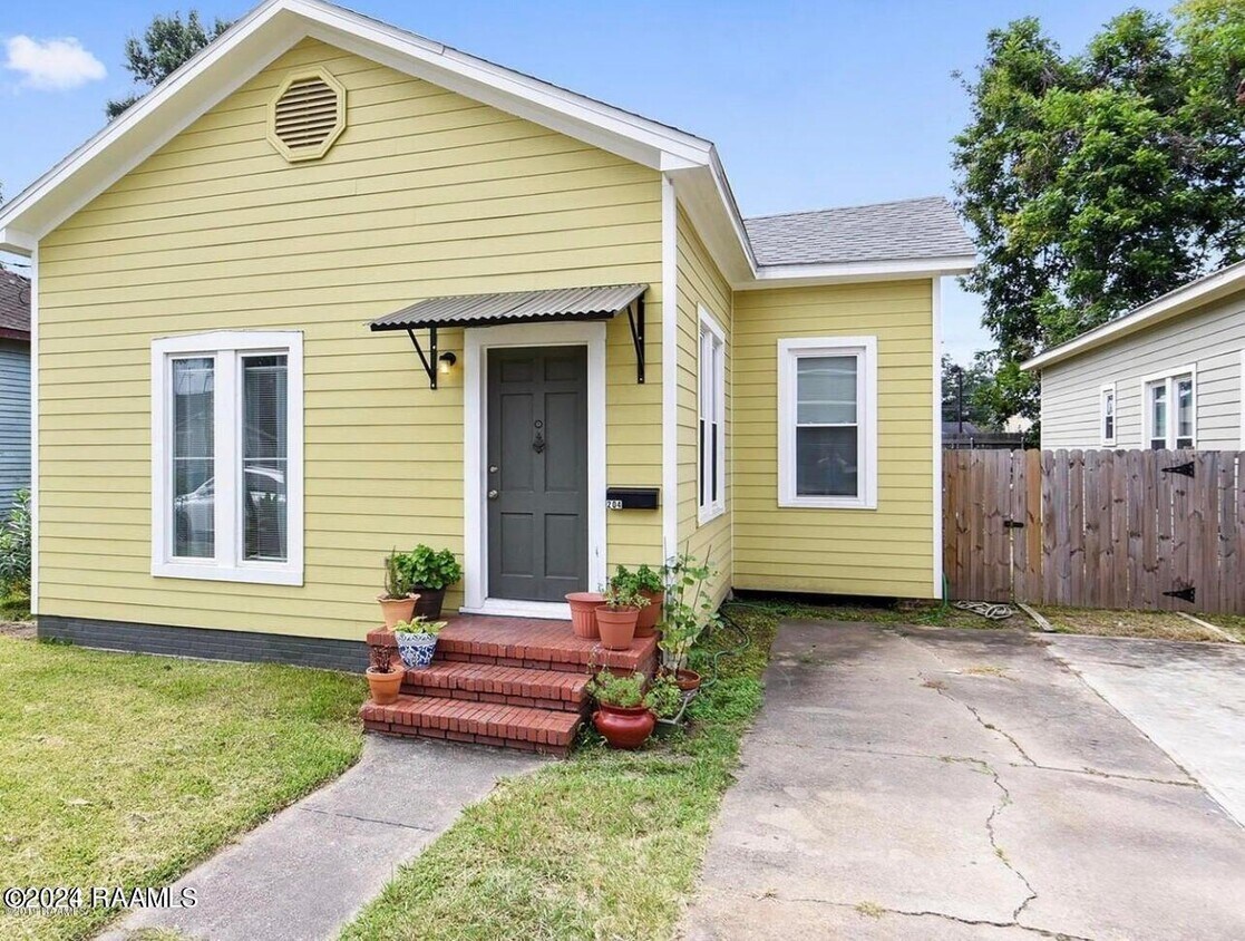Primary Photo - 204 E Cypress St