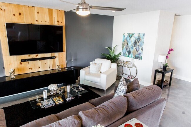 Building Photo - Gorgeous Fully Furnished 3 Bd 2 Bath Vacat...