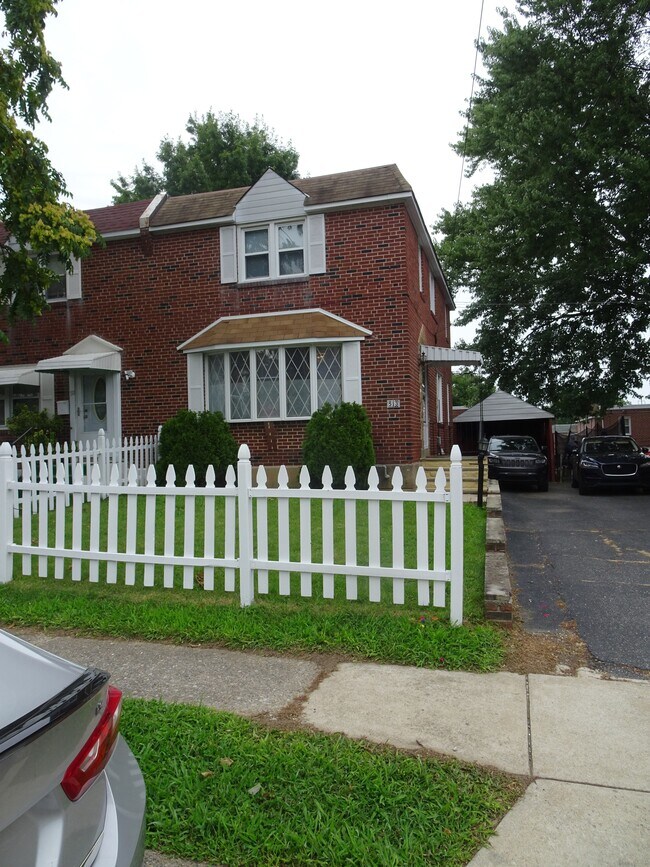 Building Photo - 513 Poplar St