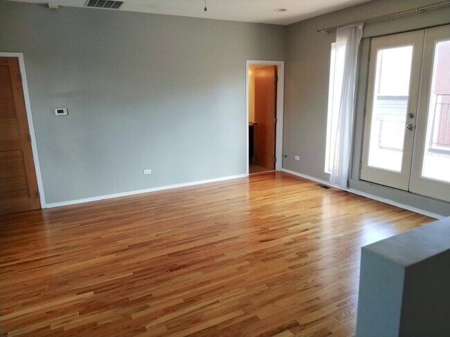 Building Photo - 2310 W Bloomingdale Ave