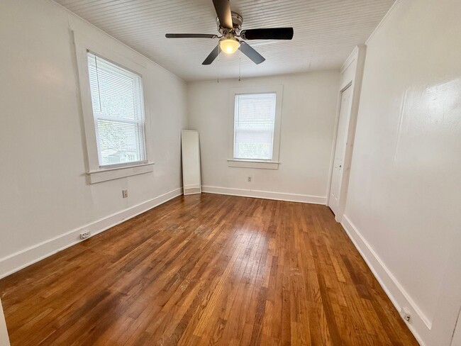Foto del edificio - Charming upstairs Garage Apartment for Rent