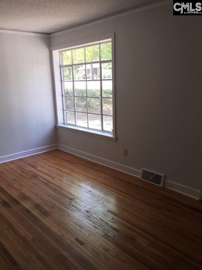 Building Photo - 2702 Parkwood Dr
