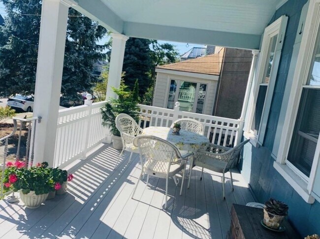 Foto del edificio - 110 Grovers Ave