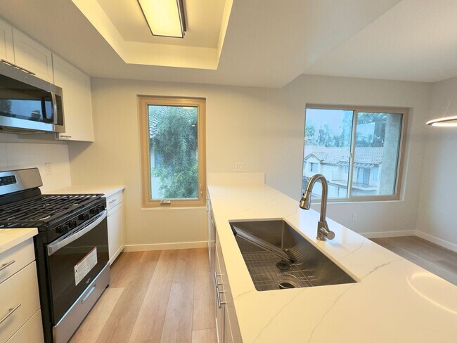 Foto del edificio - FULLY REMODELED: Spacious 3 bedroom condo in San Marcos With AC