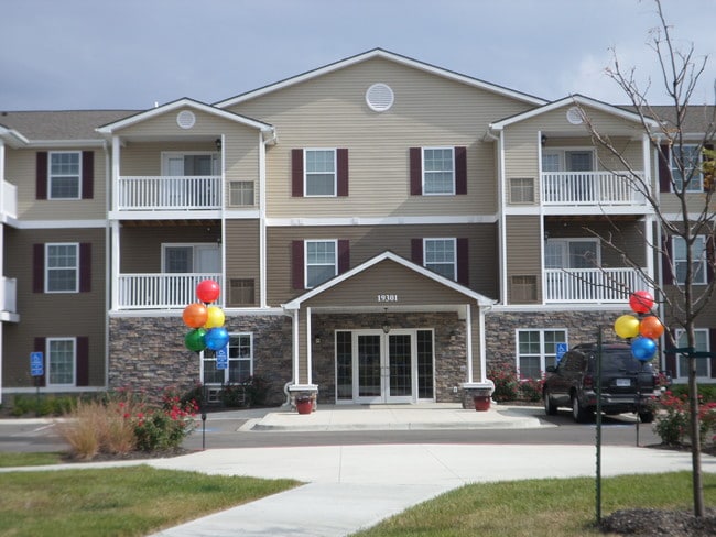Building Photo - Emerald Reserve Independence
