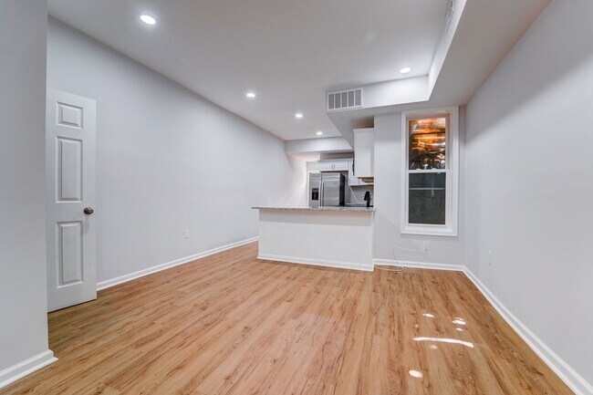 Foto del edificio - Beautifully Updated Townhome in Prime Loca...