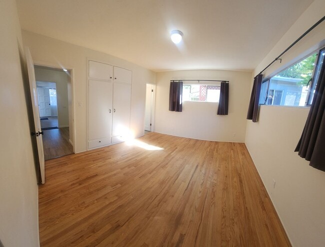 Foto del edificio - Well maintained 5 bedroom 2 bath with garage