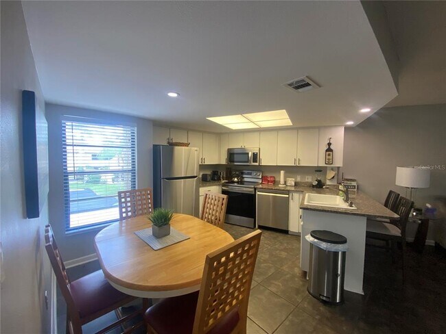 Building Photo - 2595 Cyprus Dr