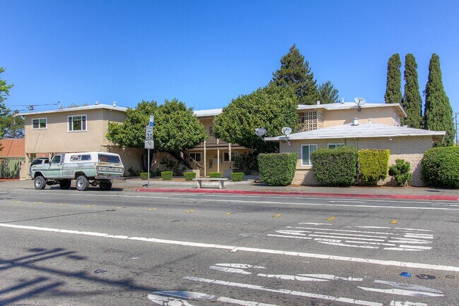 Building Photo - 805 W 9th St