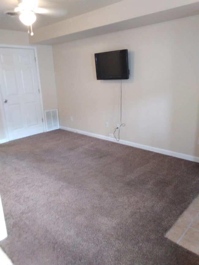 Building Photo - 709 S Poplar St