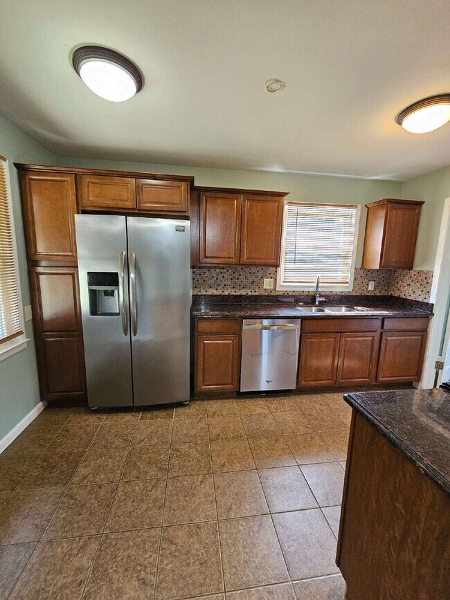 Foto del edificio - 3 Bedroom Brick Ranch, Updated Kitchen with Granite Countertops, Stainless-Steel Appliances, Hard...
