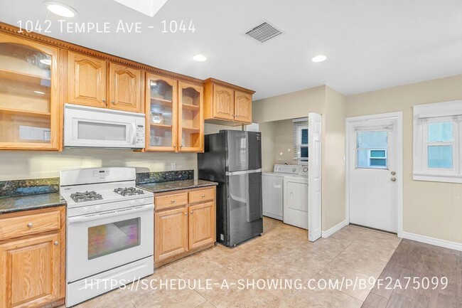 Building Photo - Beautiful newly remodeled 2 Bed + 2 Bath H...