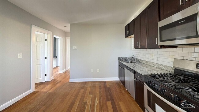 Foto del edificio - 324 Princeton St