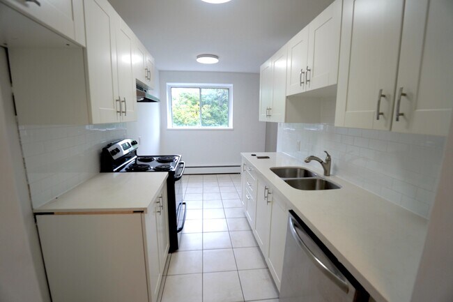 Photo du bâtiment - Spacious 2 Bedroom with in suite laundry and parking