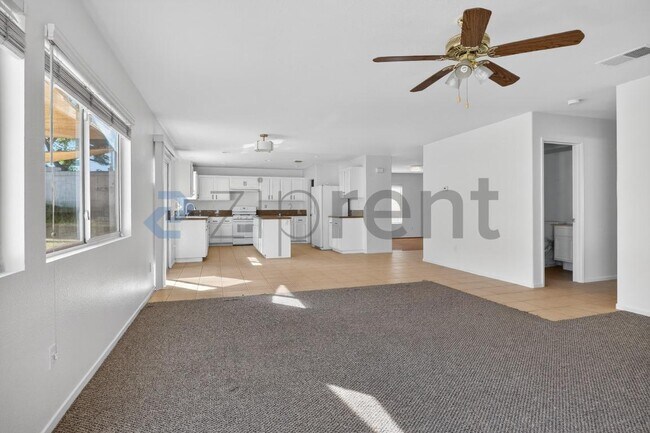 Building Photo - 703 Diamond Dr