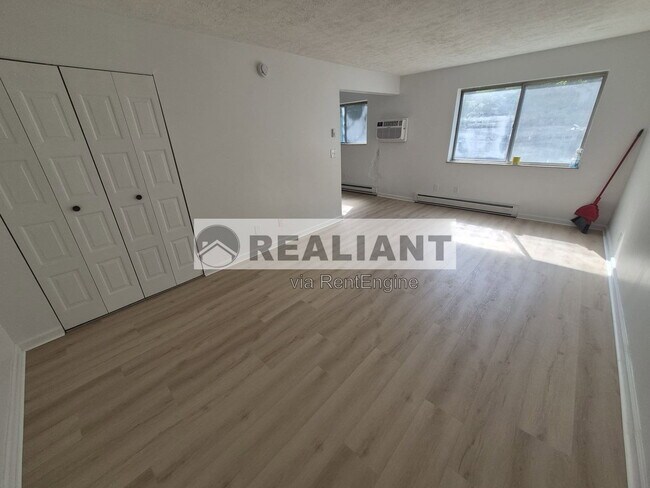 Building Photo - 922 Highland Ave