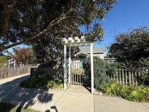 Building Photo - 758 Lily St