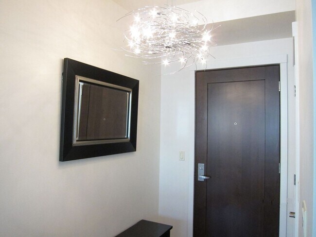 Foto del edificio - Stunning 2 Bedroom 2 Bath condo, with 2 Parking spots in the heart of vibrant Kirkland for Rent