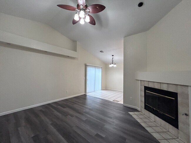 Building Photo - HALF OFF ONE MONTH RENT IF APPROVED AND MO...