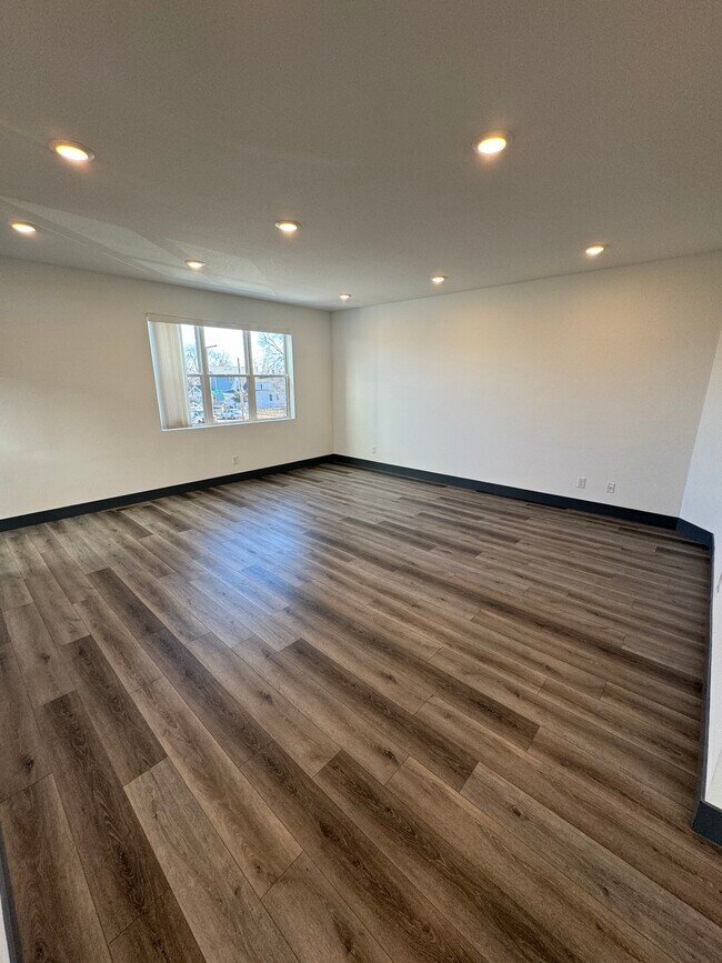 Foto del edificio - 875 Western Ave N