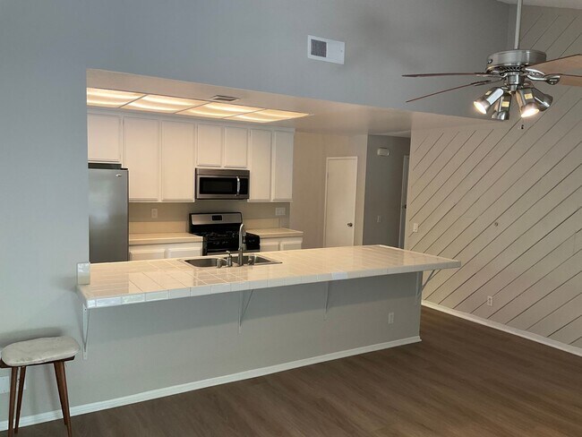 Building Photo - Lovely Single Story ~ 4 Bedroom 2 Bath Hom...