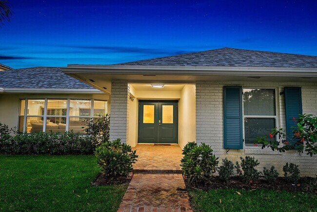 Building Photo - 305 Country Club Dr