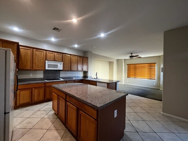 Building Photo - Stunning 4-bedroom, 2.5-bathroom home loca...