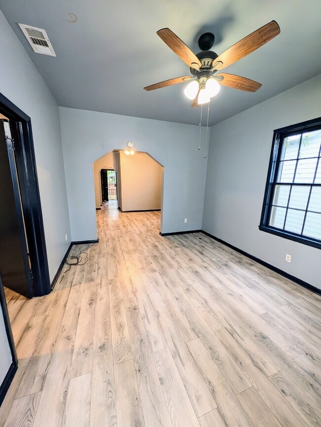 Building Photo - 1008 W 52nd St