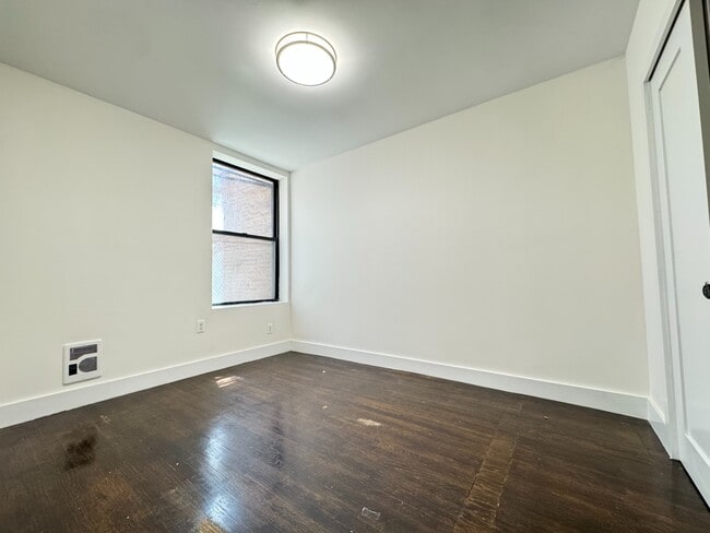 Building Photo - 2112 Regent Pl