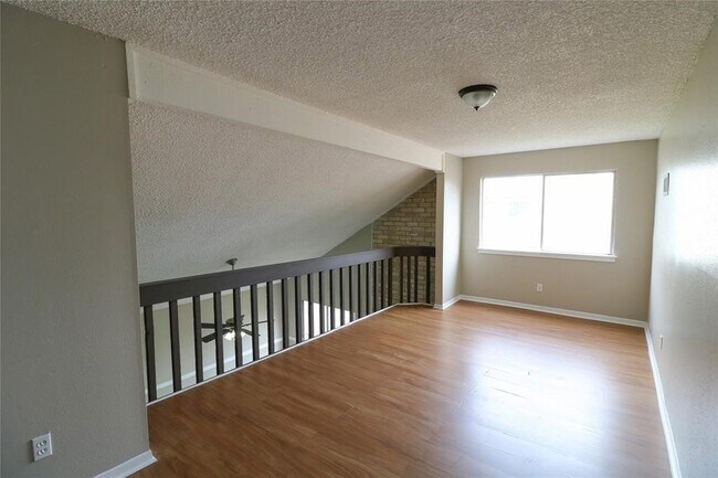 Foto del edificio - 6111 Briar Glade Dr