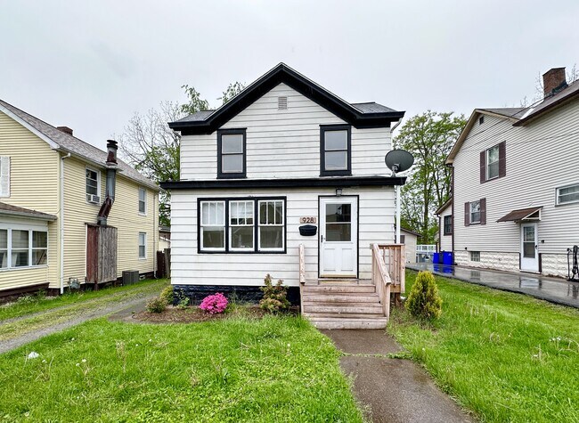 Building Photo - 928 Temple Ave