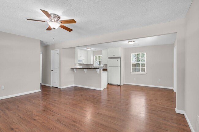 Building Photo - 3 Bedroom 2 Bathrooms in Piercfield Forest...