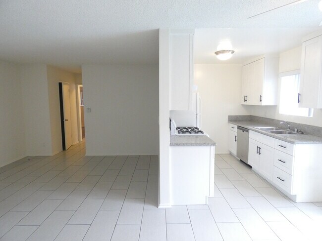 Building Photo - 836 Westbourne Dr